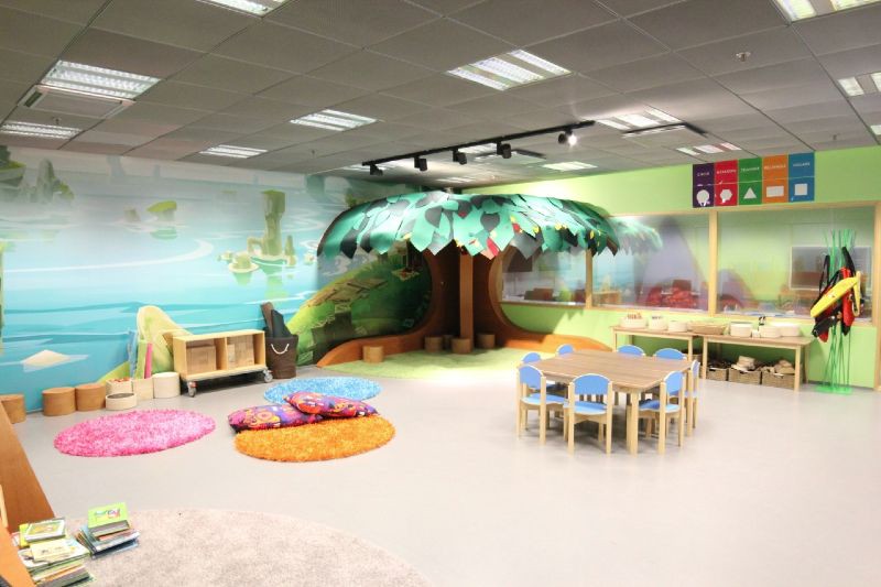 Playful Learning Centerin oppimistila, jossa puinen puu ja Punkalive-kalusteet