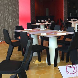 Mustat Punkalive-tuolit ja valkoiset pöydät Temptation Cancun Resortin ravintolassa