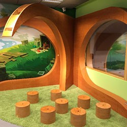 Kaarevista Punkalive-elementeistä rakennettu leikkimökki Playful Learning Centerissä