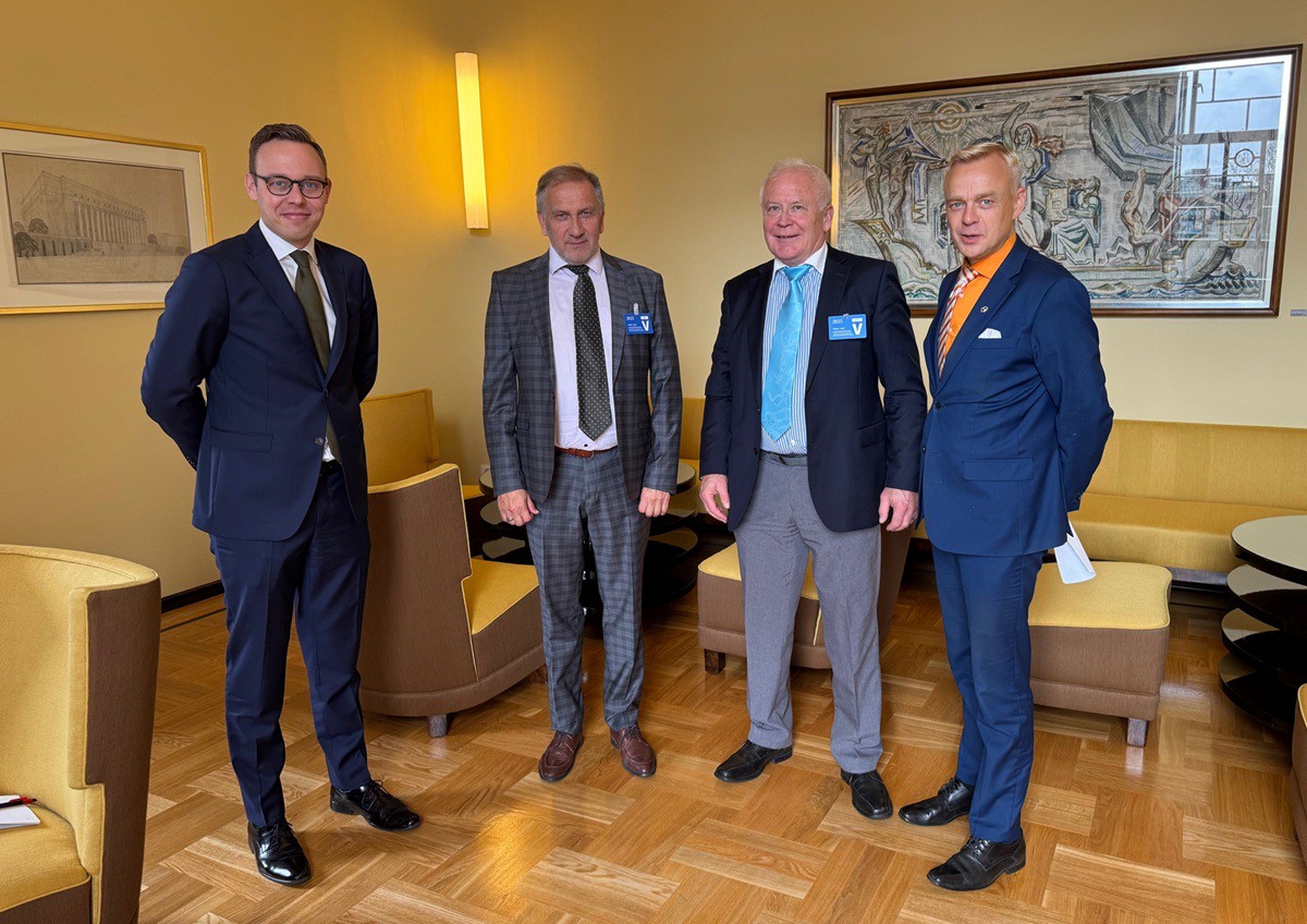 Neljä miestä tapaamisessa työministeri Marttisen luona