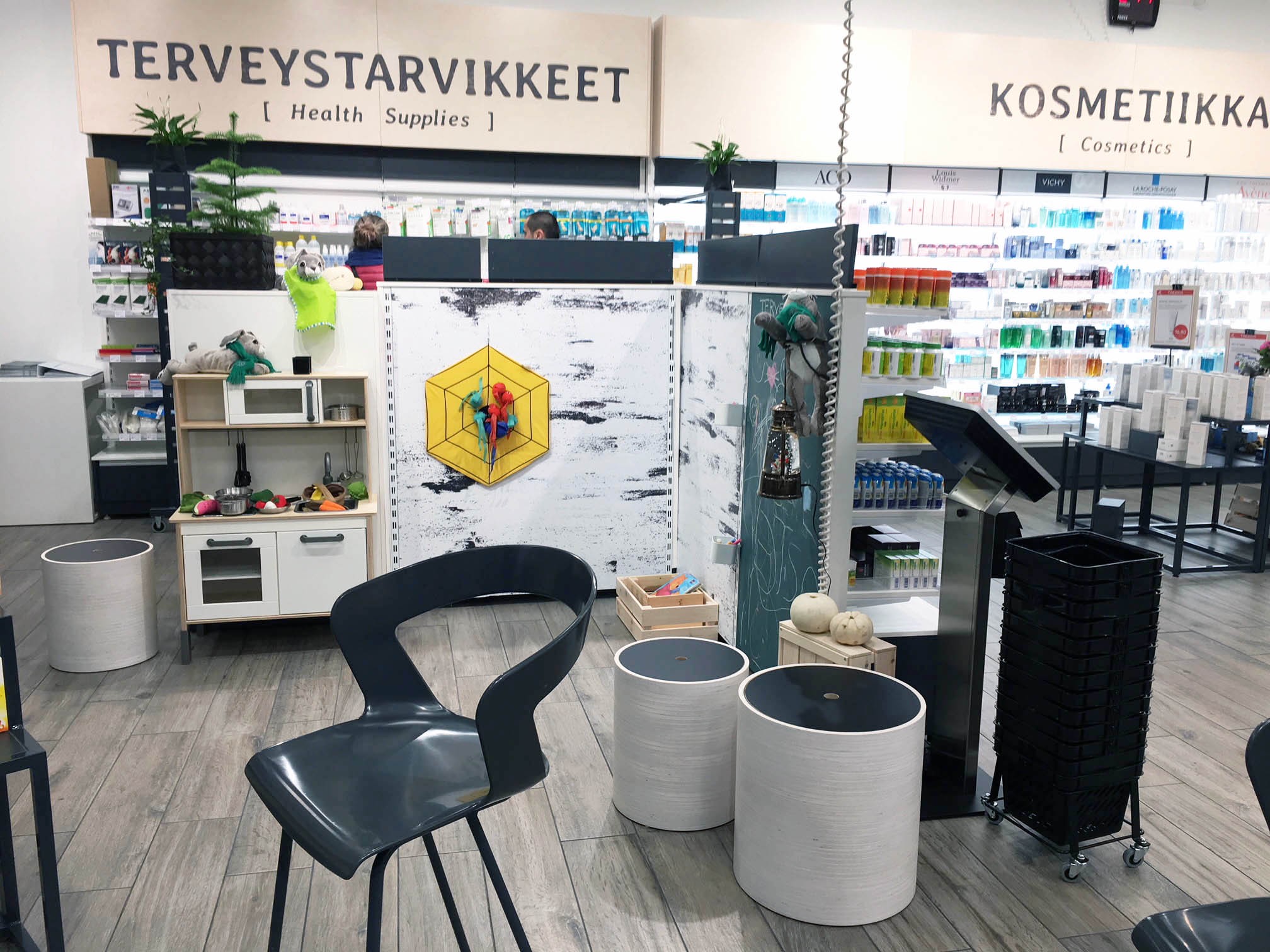 Apteekki Eastonin myymälä, jossa pyöreät Punkalive-säilyttimet